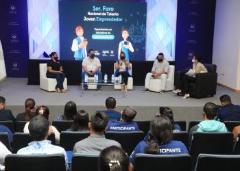 Jóvenes beneficiados por Injuve comparten experiencias con expertos en negocios 
