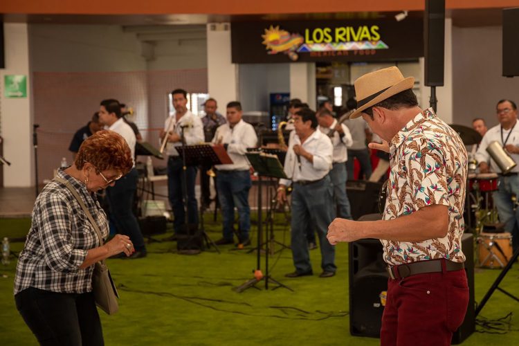 Los comerciantes del nuevo mercado capitalino se han visto beneficiados con la alta cifra de
visitas que se reporta desde la inauguración del lugar, que cuenta con cinco niveles.