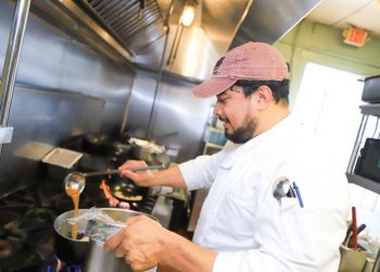 Chef salvadoreño deja su esencia de la gastronomía en Washington D.C.