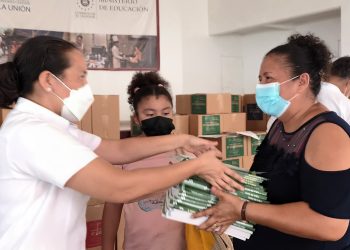 El Ministerio de Educación entrega libros de Ciencia y Tecnología en La Unión