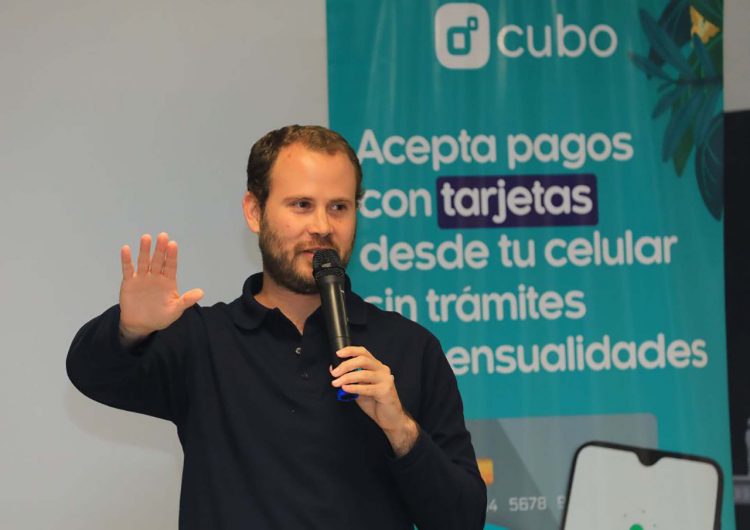 Gabriel Gutiérrez, fundador de Cubo, ofreció una ponencia sobre levantamiento de capital a otros emprendedores. Foto: Sofía Mazariego.