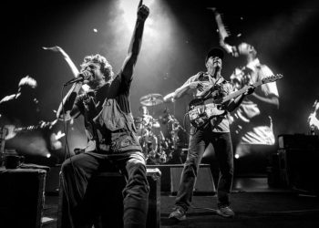 ¡Un profesional! Vocalista de Rage Against the Machine terminó cantando sentado durante concierto pese a su pierna lesionada