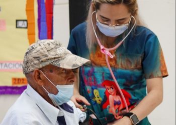 Vacunan contra la influenza a los adultos mayores