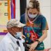 Vacunan contra la influenza a los adultos mayores