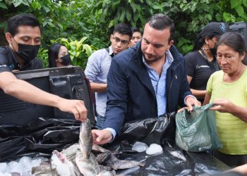 Alcalde de Zaragoza, César Godoy, entrega alimentos a más de 200 familias del municipio