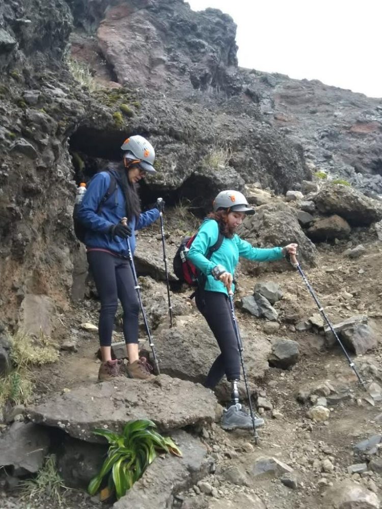 Caminata por la montaña. La especialista comparte las actividades favoritas de sus
pacientes. Estrechar lazos es lo que más le gusta de esta profesión.