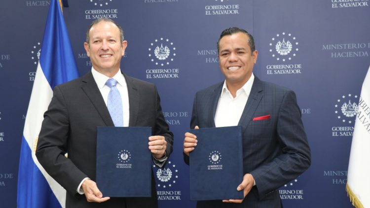 El ministro de Hacienda Alejandro Zelaya y el oficial jefe de país del BCIE en El Salvador, Raúl Castaneda Trabanino, firmaron el acuerdo.