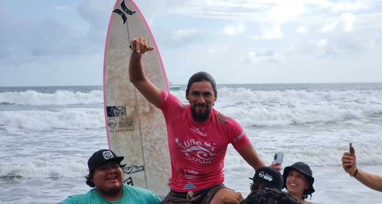 La «pantera rosa» como también es conocido Bryan Pérez en el surf, es elevado en hombros luego de su triunfo en suelo tico. Twitter: @ALASProTour