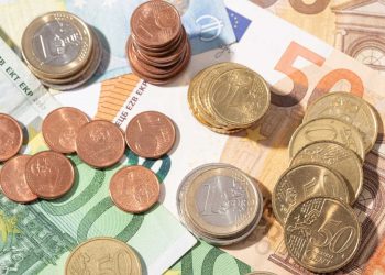 ¿Qué significa la caída del euro por debajo del dólar? ¿Caerá más?