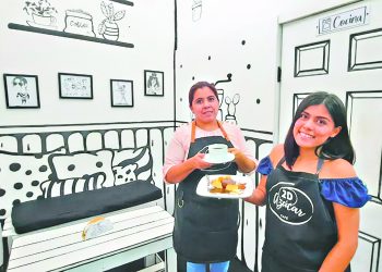 Madre e hija decoran negocio con dibujos en 2D