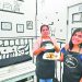 Madre e hija decoran negocio con dibujos en 2D