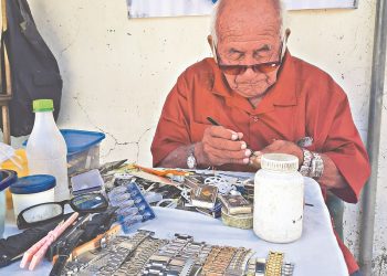 Pepe el Rápido continúa reparando relojes a los 85 años