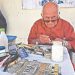 Pepe el Rápido continúa reparando relojes a los 85 años