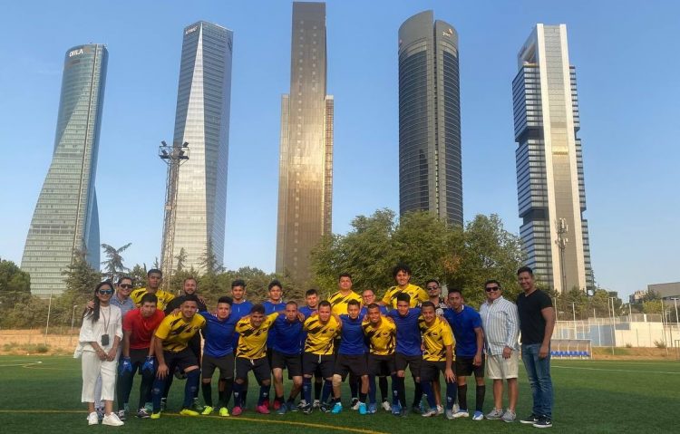 Los equipos que formaron los salvadoreños en España. Foto cortesía
