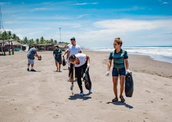 Empresario salvadoreño radicado en EEUU organiza jornada de limpieza en Playa de Acajutla