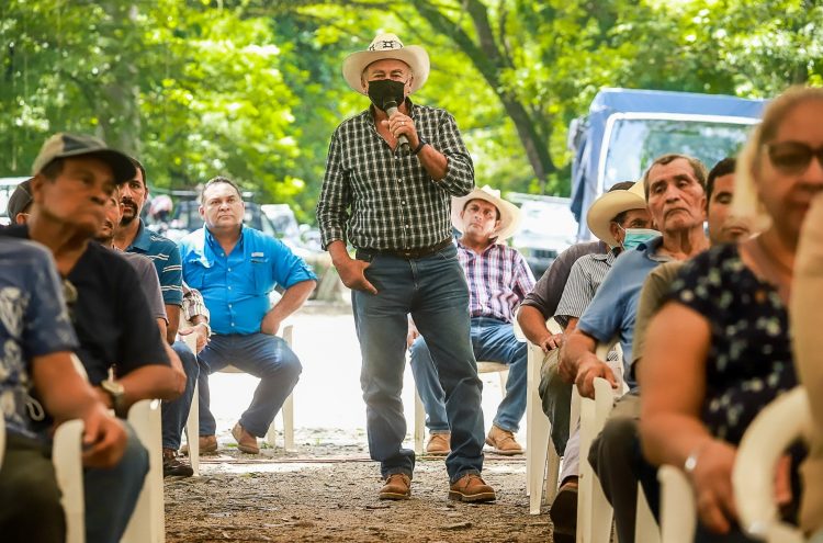 Ganaderos de Chalatenango expresaron sus inquietudes de forma directa al ministro Enrique Parada.