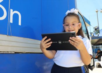 Educación ha entregado más de 280,000 tabletas y 700,000 computadoras a estudiantes de El Salvador
