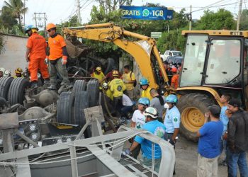 Bomberos rescata a persona atrapada en la cabina de un camión tras accidente de tránsito en Santa Ana