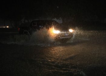 Cierran paso vehicular en 49 Avenida Norte y Sur, San Salvador, por drenaje de alcantarillas