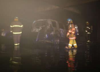 Autoridades controlan incendio y evacuan a más de 60 personas en un edifico de apartamentos en Antiguo Cuscatlán