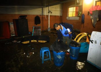 Lluvias provocadas por el paso de una onda tropical causan inundaciones en viviendas en Residencial Las Brisas, en Lourdes Colón