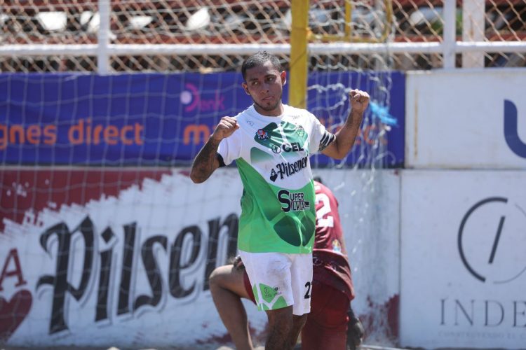 Frank Velásquez celebrando uno de sus goles este sábado en su natal Barra de Santiago. Foto: David Martínez