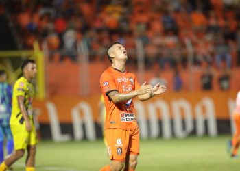 Águila debutó perdiendo 1-2 ante un versátil 11 Deportivo
