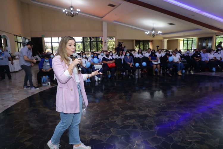 La asesora jurídica del Despacho de la Primera Dama, Francesca Apostolo, expone los contenidos de la normativa al personal de diferentes instituciones del departamento de San Salvador. Foto: David Martínez