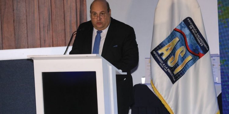 Jorge Arriaza, exdirector ejecutivo y reconocido economista, fue elegido presidente de ASI para el período 2024-2026. Foto / Diario El Salvador.