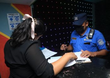 Autoridades municipales realizan inspecciones en bares de San Salvador