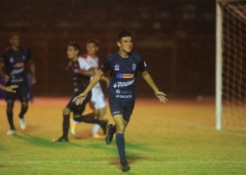 Juan Sánchez puso su calidad goleadora en beneficio de San Salvador, que es líder en solitario
