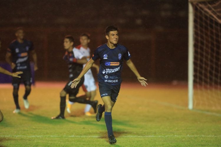 Juan Sánchez, delantero de San Salvador, festeja uno de los goles que anotó ante Cabañas
