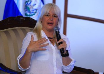 Alfa Karina motiva a jóvenes a no renunciar a sus sueños