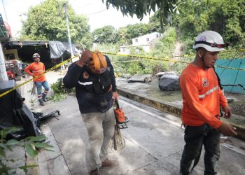 Protección Civil y Alcaldía de San Salvador asisten familias afectadas por deslizamiento en talud
