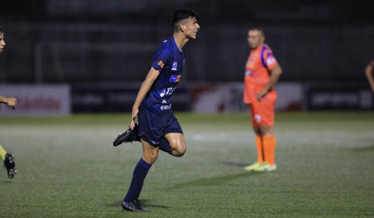 Juan Sánchez festeja su gol en Las Delicias. Foto: Guillermo Martínez