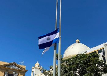 Banderas de El Salvador serán izadas a media asta por fallecimiento de soldado en Chalatenango
