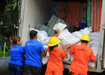 Autoridades brindan apoyo a familias afectadas por lluvias en la colonia Santa Lucía, en Ilopango