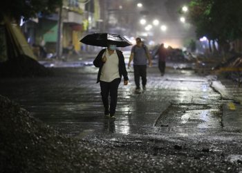 Bonnie se convierte en huracán y mantiene en alerta roja y naranja a El Salvador