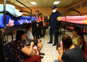 Autoridades reciben donativo de medicamentos y verifican bienestar de familias albergadas en El Polvorín