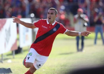 Dobletes de Guillermo Stradella y Omar Rosas le dan la primera victoria del torneo a FAS
