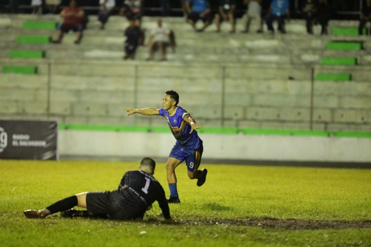 Festejo de Érick Orellana, delantero de Atlético La Unión. Foto David Martínez
