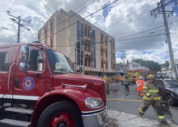 Bomberos controla incendio estructural en un edificio ubicado en la colonia Médica, en San Salvador