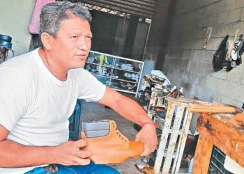 El artesano que garantiza durabilidad y variedad de zapatos