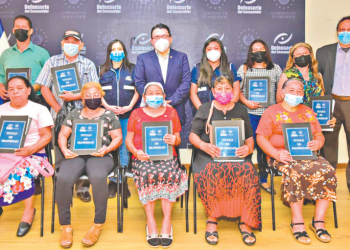 La Defensoría entrega escrituras a familias de San Pedro Perulapán
