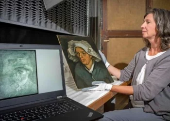 Descubren autorretrato inédito de Van Gogh detrás de otro cuadro en Escocia