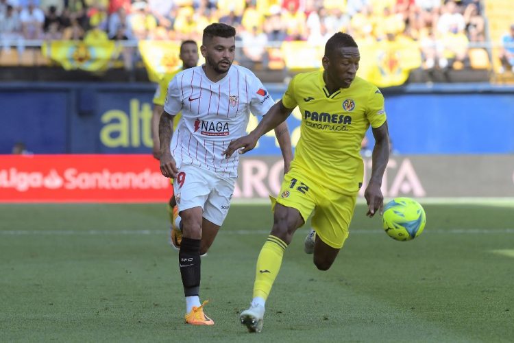 El delantero mexicano del Sevilla, Jesús Manuel Corona, alias Tecatito (L), compite con el defensor ecuatoriano del Villarreal, Pervis Estupinan, durante el partido de fútbol de la Liga española entre el Villarreal CF y el Sevilla FC. (Photo by Jose Jordan / AFP)