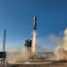 Blue Origin envía al espacio a la primera egipcia y el primer portugués