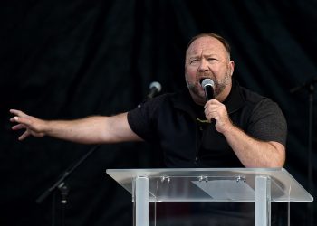 Teórico de la conspiración Alex Jones condenado a pagar $45 millones por negar masacre en escuela de EE. UU.
