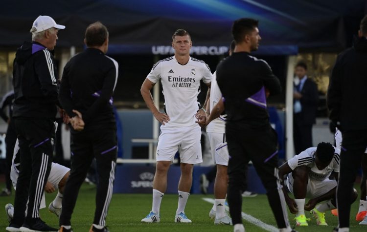 El centrocampista alemán del Real Madrid, Toni Kroos (centro), asiste a una sesión de entrenamiento en la víspera del partido de fútbol de la Supercopa de la UEFA entre el Real Madrid y el Eintracht Frankfurt en Helsinki. (Photo by JAVIER SORIANO / AFP)