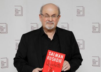 El escritor Salman Rushdie podría perder un ojo tras ser apuñalado en Nueva York